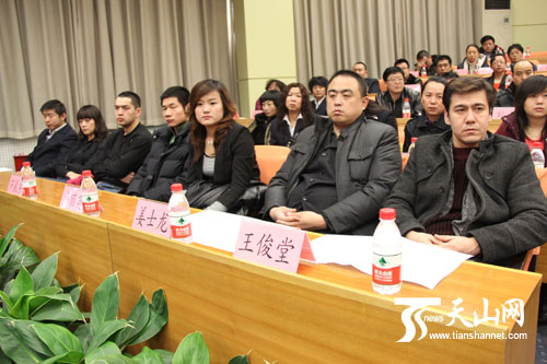 自治区奉献基层造福群众先进事迹报告会现场