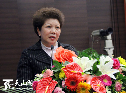 阿克苏市社会组织党工委书记、民政局党支部书记章华生作报告