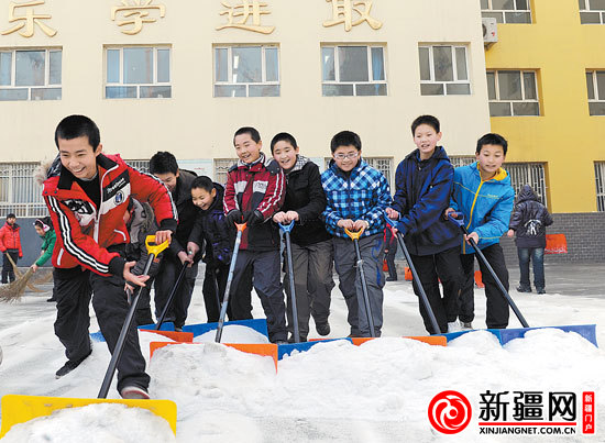 　　2月19日，乌鲁木齐市第59小学6年级（3）班的同学正在打扫积雪。