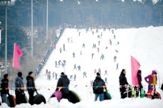 沈阳棋盘山冰雪大世界每年吸引众多滑雪爱好者