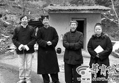 　　张剑峰(左一)和几位修行者合影留念