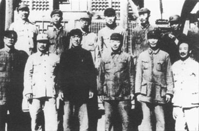 1947年秋，习仲勋（前排左四）与中共中央西北局等单位负责人在绥德。