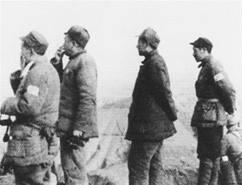 1946年，习仲勋（左三）在青化砭前线。