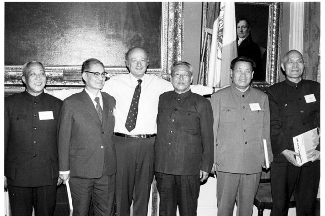 习仲勋（右三）与当时的纽约市市长科赫(Ed Koch)合影。照片中还有时任甘肃省委书记的宋平（左二）。宋平后被提升为中共中央组织部部长。