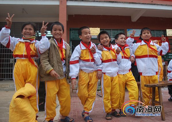 加新小学陈梦梦(左一)和同学们都穿上了新校服。南海网记者吴红丹摄
