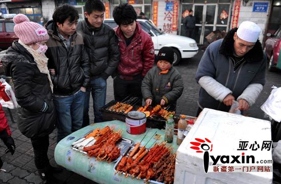 爱心涌向新疆乌鲁木齐街头卖烤面筋的<em>丫头</em>_资