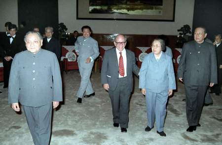 1985年4月20日，为祝贺《中国建设》总编辑伊斯雷尔&middot;爱泼斯坦同志70寿辰和在华工作半个世纪，宋庆龄基金会、外国专家局等单位在北京人民大会堂举行招待会，邓小平、邓颖超、习仲勋等出席招待会。