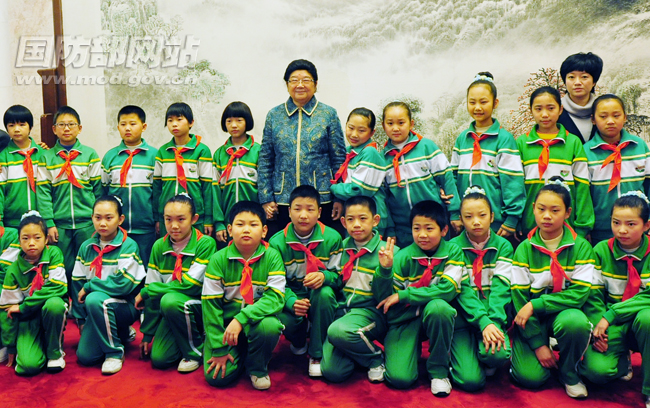 顾秀莲主任与北京雷锋小学的孩子们