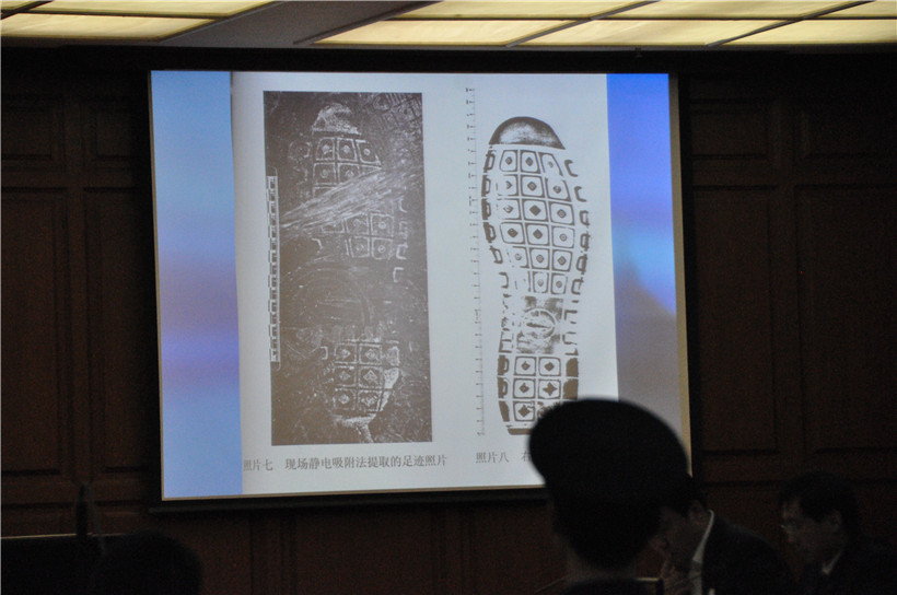 公诉人提供犯罪现场的指纹证据。 人民网记者杨成摄