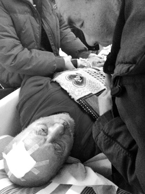 120车担架怎么用沈阳市120送诊 老人摔下担架车骨折_https://www.jmylbn.com_新闻资讯_第1张