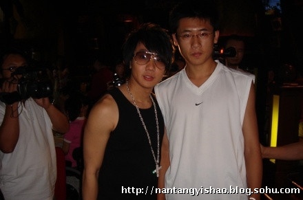 江宇阔早前和偶像林俊杰合影。(图片来源:人民网)