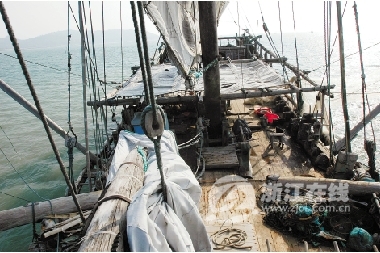 一艘木帆船在海上行驶。 视野网 供图