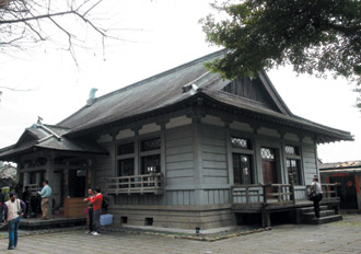 桃县府在大溪镇武德殿暂设凤飞飞纪念馆，最快十八日启用。