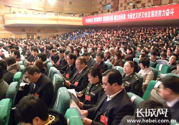 人大代表聆听政府工作报告。 长城网 李艮春 摄
