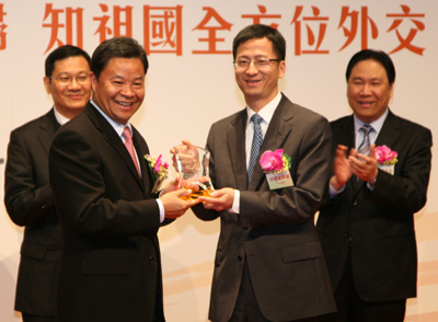也是国家的未来和希望,应该立足香港,志存高远,使香港同胞爱国爱港的