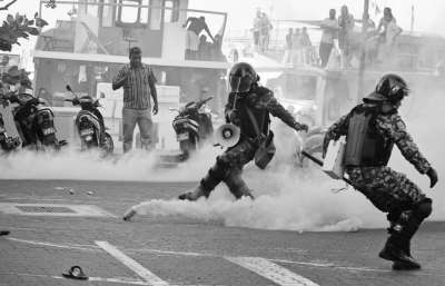 马尔代夫前总统纳希德的支持者聚集在街头,向警方扔燃烧弹
