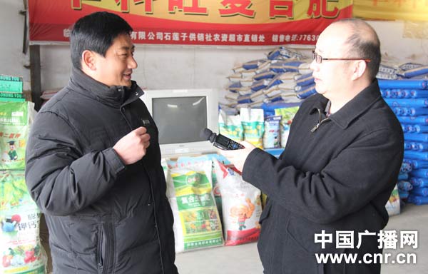 中央台“沂蒙春早”报道组记者王凯在山东临沂莒南县供销社了解春耕农资情况。