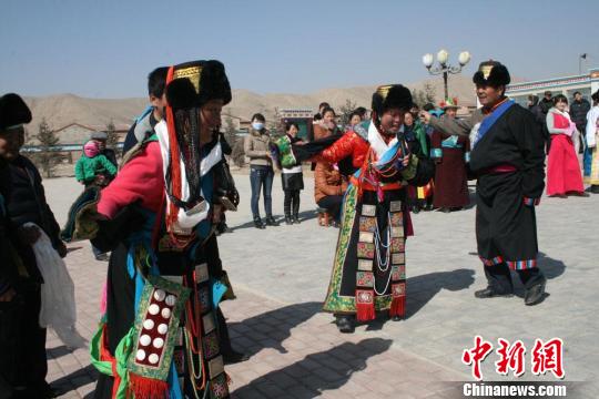 图为甘肃天祝华锐藏族民众跳锅庄转则柔，喜迎藏历新年。