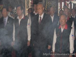 即将走马上任,吴敦义台南市拜神明还愿。图片来源:台湾“今日新闻网”