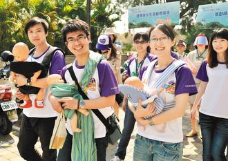 庆祝妇女节 台南市各局处人员扮孕妇游街(图)