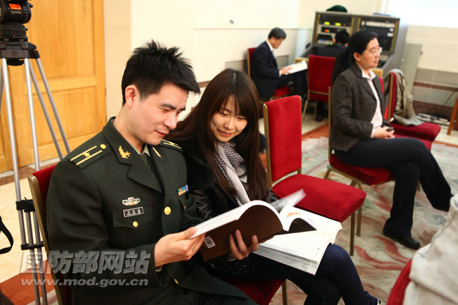 《钱学森传》、《钱学森》画册、《钱学森文集》首发仪式在人民大会堂举行,图为与会军地代表正在交流。解放军报记者张晓祺摄