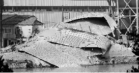 　　立式水泥储罐倒塌现场