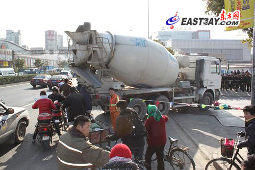 嘉定区曹安路车祸事发现场。