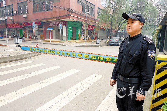 社区街道重要路段均设有临时栏杆,上书“夏港街创建国际安全社区需要您的参与”