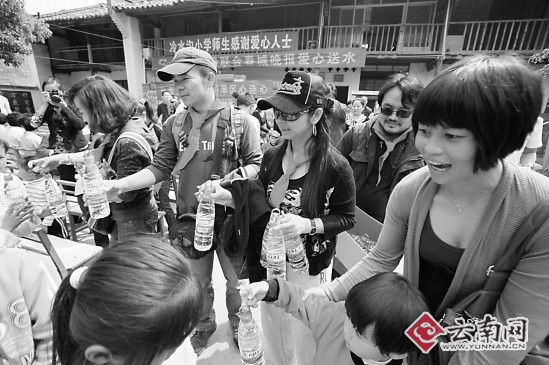 爱心人士向建水县一小学捐水8万瓶 够孩子喝半