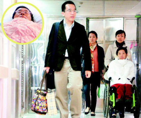 吴淑珍（前右）由儿媳妇黄睿靓（后右）、儿子陈致中（前左）、女儿陈幸妤（后左）陪同，到桃园医院探视阿扁（圆图），一家人8日在戒护病房团聚。图片来源：台湾《联合报》