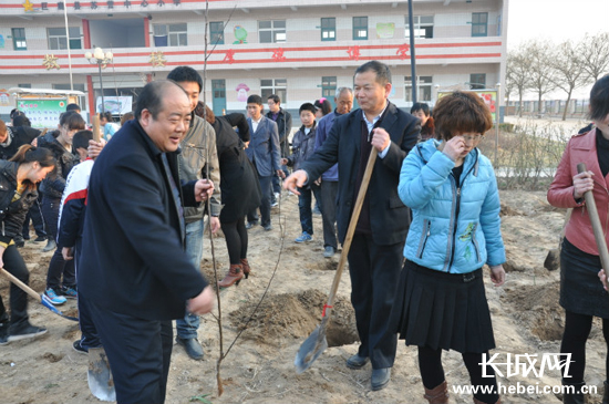 河北省委办公厅驻村干部到小学送树苗参加植树