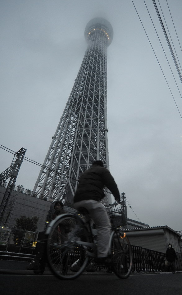 烟雾缭绕，“东京天空树”直冲云霄