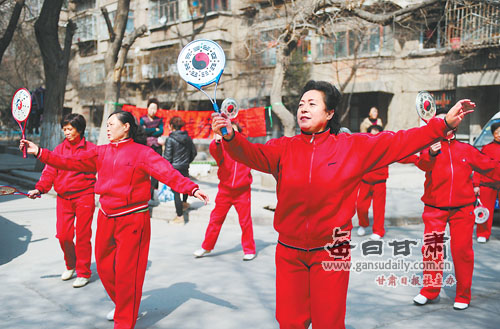 兰州市城关区临夏路街道组织的全民健身活动开展得红红火火。记者 盛学卿