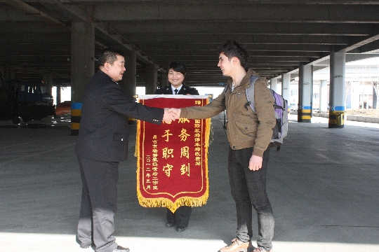 新疆机场服务周到为旅客 锦旗送来表示谢意