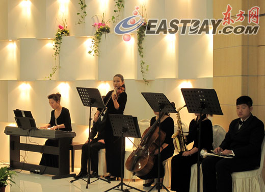 　　上海市殡葬服务中心率先在龙华殡仪馆和宝兴殡仪馆的礼厅服务中，正式引入弦乐。