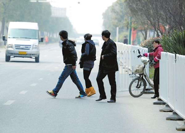 不会"走路"的人还真不少(图) 记者探访发现合肥街头行人闯红灯,乱穿行