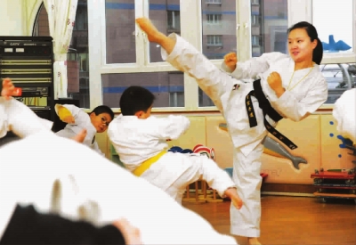 开设数十个空手道教学点;近年来,她关注围棋和社区文化体育v围棋,还公益鲁宏辉图片
