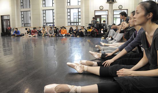 演员听团领导讲述演出时注意的问题.