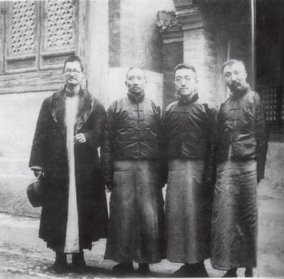 1920年胡适（右二）、李大钊（右一）等合影。