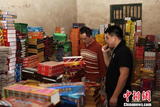 图为办人员清查涉假性药。　罗春　摄