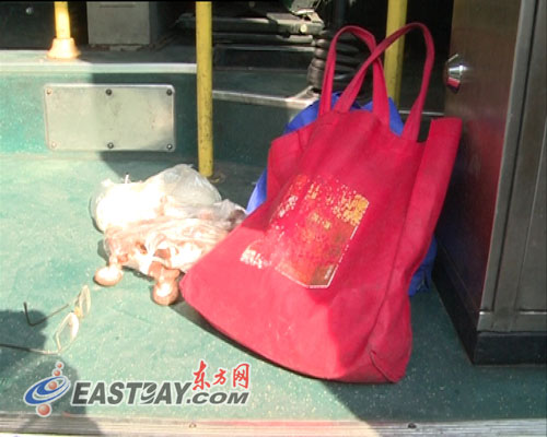 老太太的鞋子、眼镜散落一地