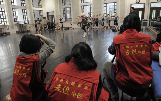 中国女摄影家走近中央芭蕾舞团进行摄影创作。