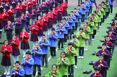 九龙坡实验二小 全校2000学生齐吹葫芦丝