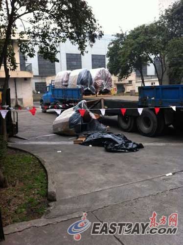 一名工人被货车上的重物压倒，不幸身亡