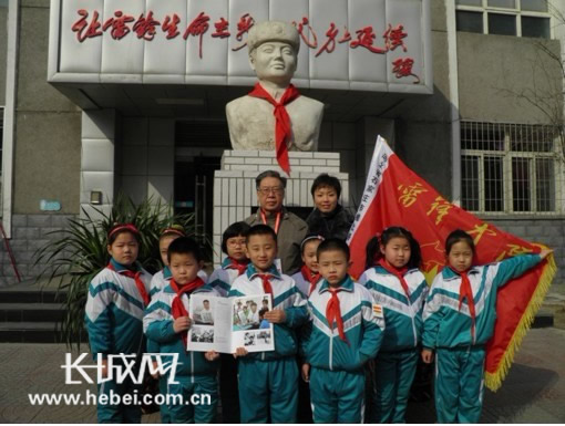 槐北路小学雷锋中队队员与校外辅导员段荣会参加石市道德实践活动动员大会。