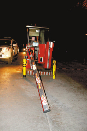 泥头车撞坏岗亭栏杆。