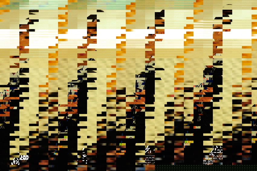 央视主持鲁健现场直播记者会。