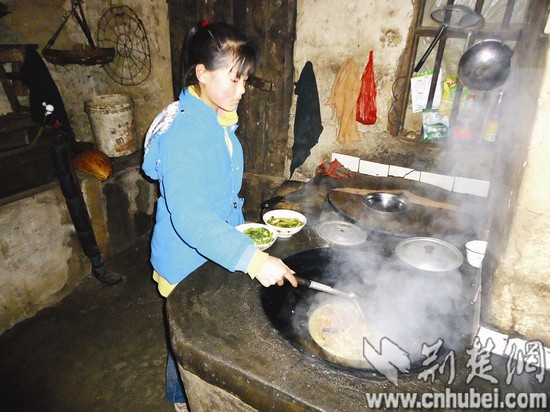 图为：由于爷爷奶奶身体不适，做饭成了晓洁的必备功课