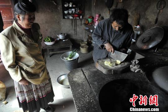 云南苗族村寨的三八节 <em>男人</em>包揽家务活(图)_资