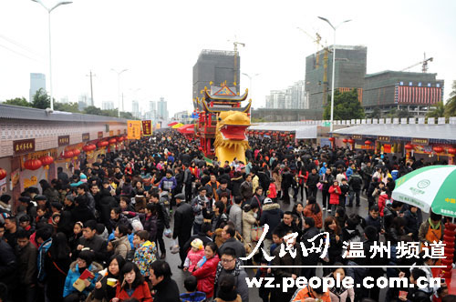 双休日的拦街福人山人海。金鱼/摄